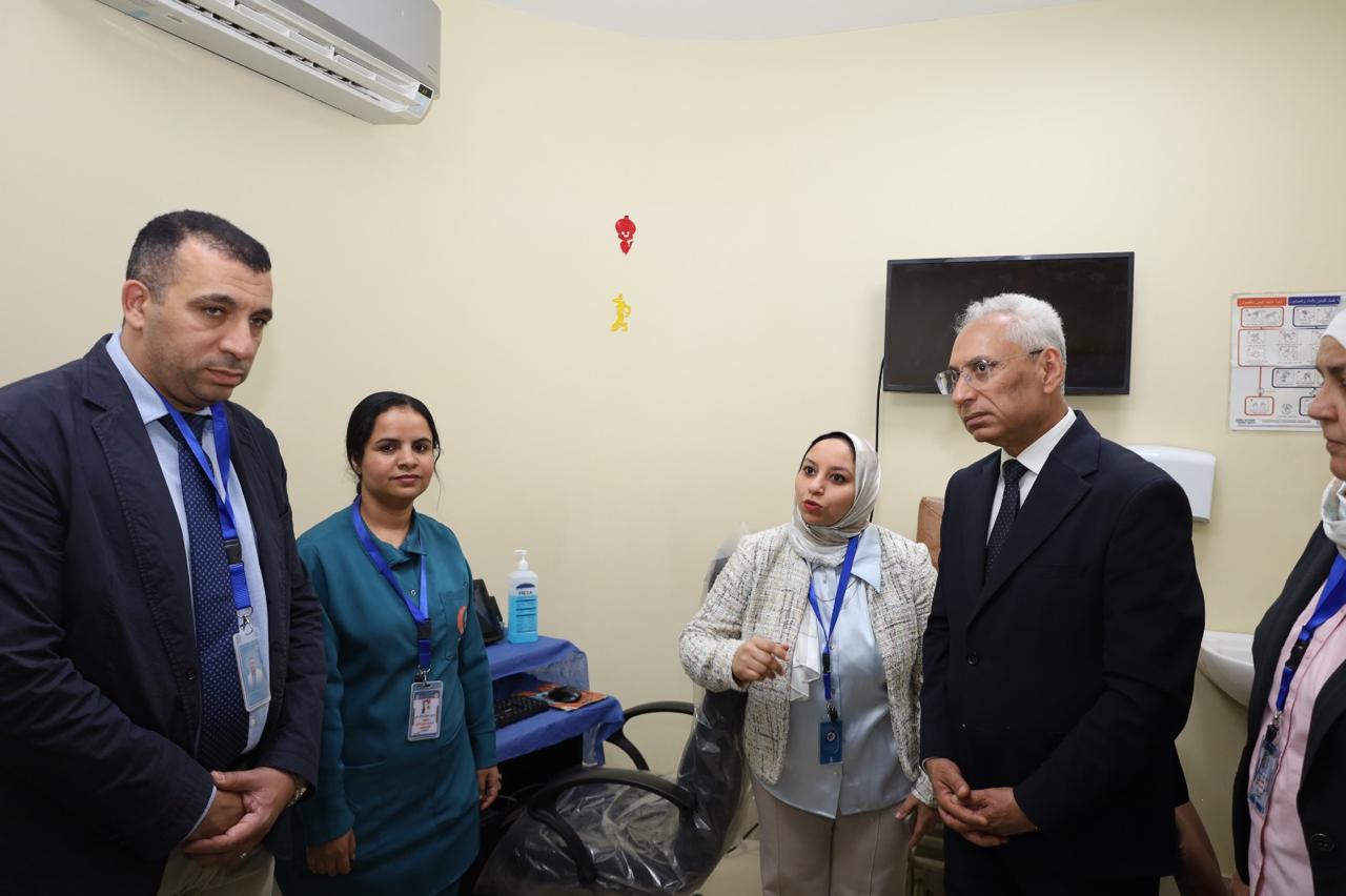 رئيس جامعة  المنيا يستمع لشرح من الاطباء